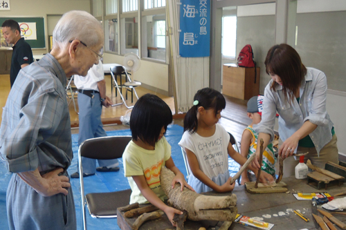 坂倉先生に指導を受けながら作品を作る