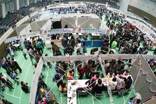 会場は約1万人の来場者でいっぱいに