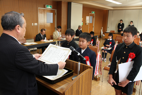 大賞を受けた3人の児童に表彰状が手渡される