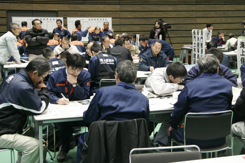 対策部ごとに真剣に話し合う参加者