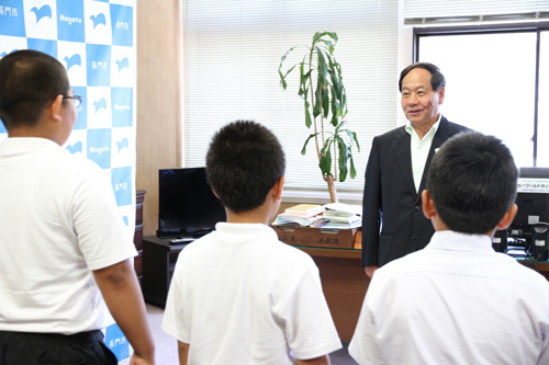 大西市長は「しっかり学び、長門市を宣伝してきてください」と選手を激励