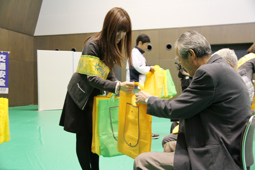 長門交通アテンダントによる反射材の配布