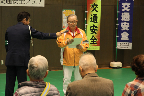 交通安全宣言をする上村さん
