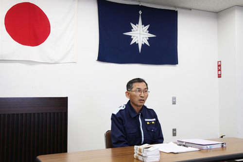 取材対応する浅田交通課長