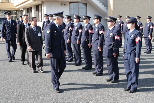 服装の点検を行う楠署長ら