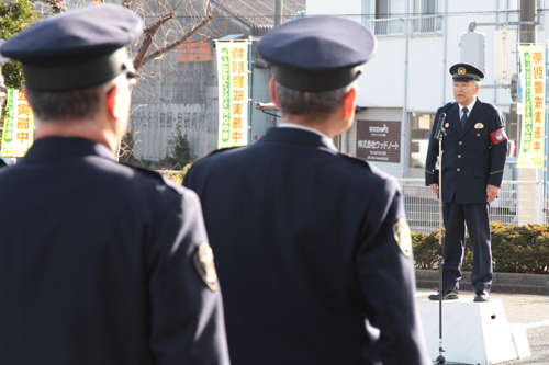 壇上であいさつをする楠署長
