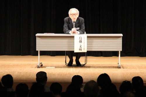 近松門左衛門の魅力を語る早稲田大学名誉教授の鳥越文藏さん