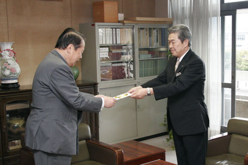 中野理事長から南野市長へ寄附金がわたされた