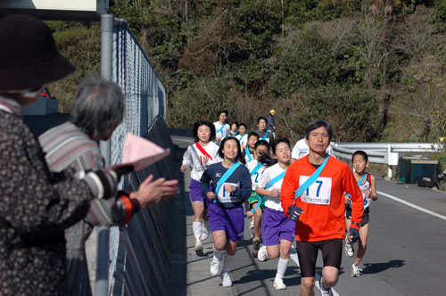 神田小学校を一周して道路へ