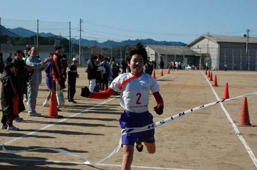 １位でゴールする狩宿ａの井上選手