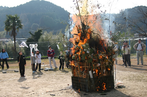 天気が良く、どんど焼きの周りはぽかぽかになりました