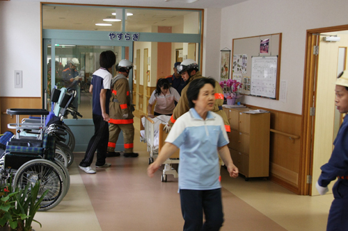 入苑者をみんなで協力して避難誘導