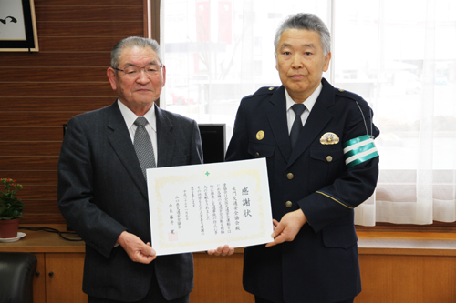 受賞した谷川会長（左）と楠純二長門警察署長