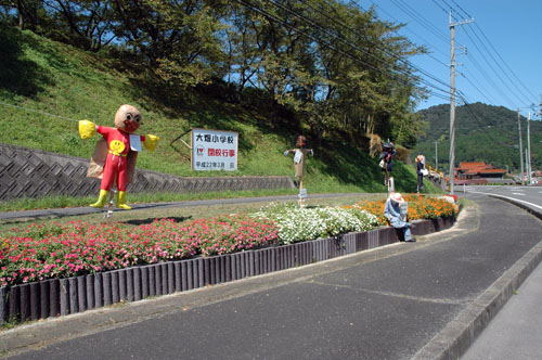 展示されているかかしたち