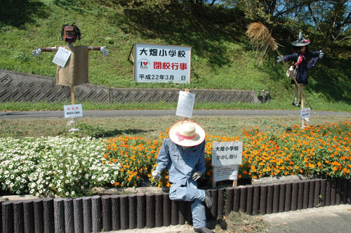 なんとなくリアルな農作業の合間に休憩する人のかかし