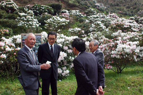 前長門・下関市長が訪問した際に説明をする金川さん（左）