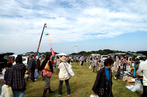 にぎわうフリーマーケットの会場
