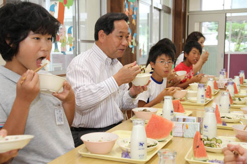 大西市長と児童が同じテーブルで