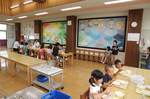 神田小では、給食が終わったらみすゞさんの詩を暗唱する