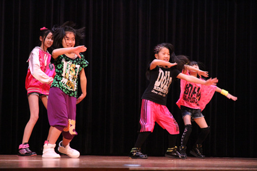 小学生によるダンスパフォーマンス