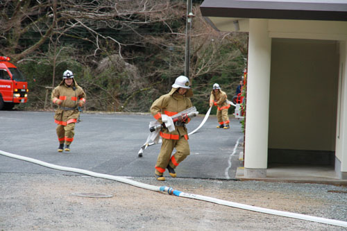 現場に到着し、急いで消火の準備