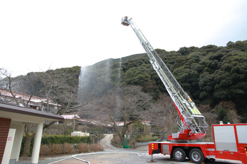 はしご車から火元へ放水