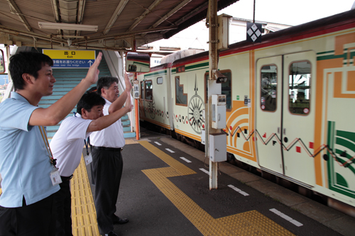 乗客を見送る副市長ら