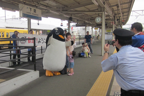 下関駅ではペンギンのキャラクターがお出迎え