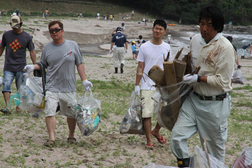 漂流ごみが大量に流れ着きます