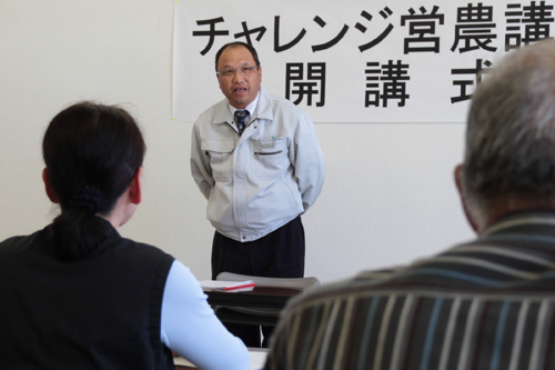 壇上であいさつをする坂本課長