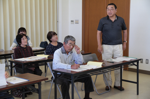 自己紹介する受講生。退職後の趣味や実家の荒れた農地を再生させるため受講を希望