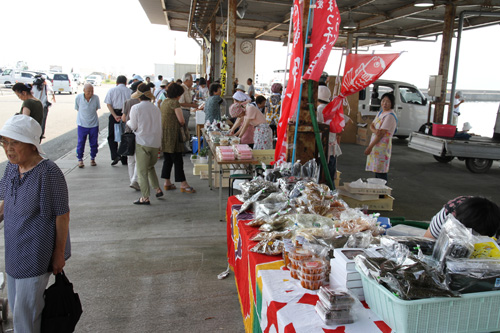 びぃびい朝市には、出店もあります
