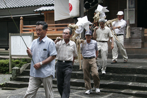 飯山八幡宮を出発するサバーサマ