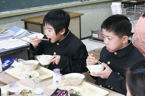 おいしそうに給食を食べる児童