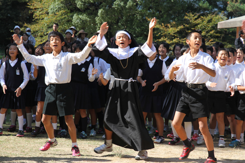 6年生は「oh happy day」を合唱