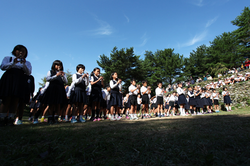 4年生は茶色の小びんを演奏し、合唱