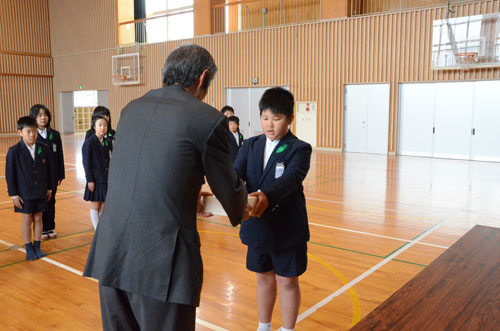 組み木を受け取る児童代表