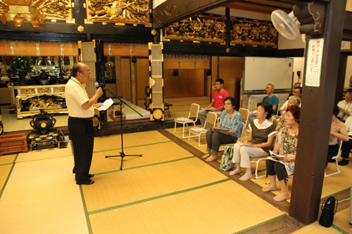 あいさつする鷲頭会長