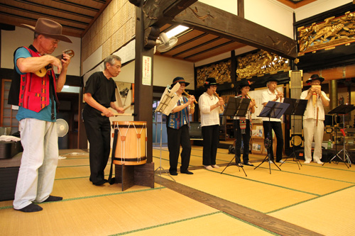 アンデス音楽を演奏するグルーポ長門