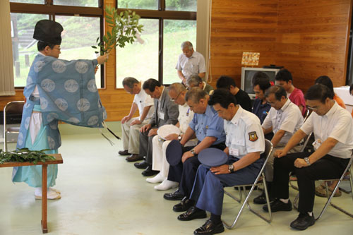 おはらいを受ける参列者