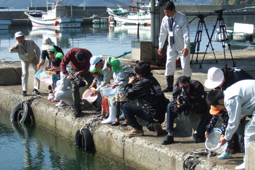 「大きく育って」と願い放流する園児