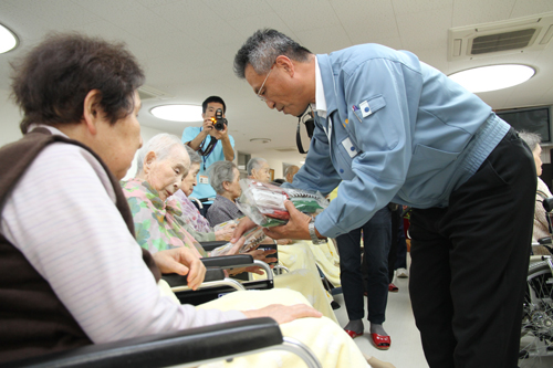 一人ひとりに手渡す末永組合長