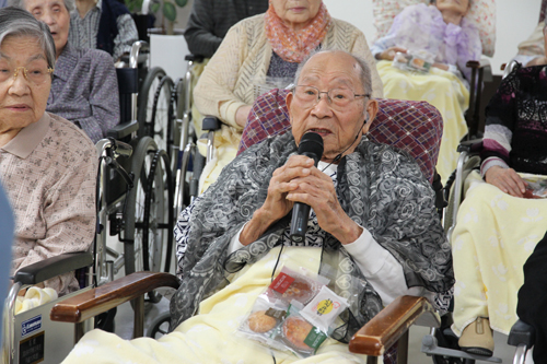 お礼を述べる中村さん