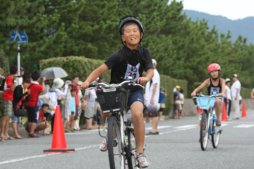 バイクを一生懸命こぐ
