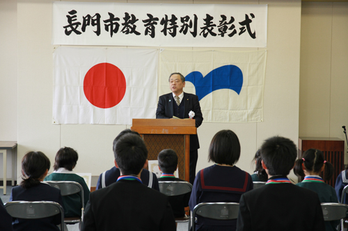 あいさつに立つ江原教育長