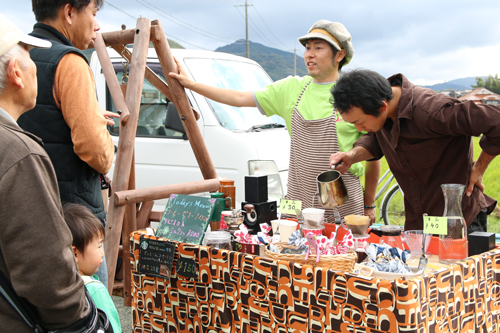 地域おこし協力隊三隅地区担当の津田隊員（中央）が企画した喫茶コーナー