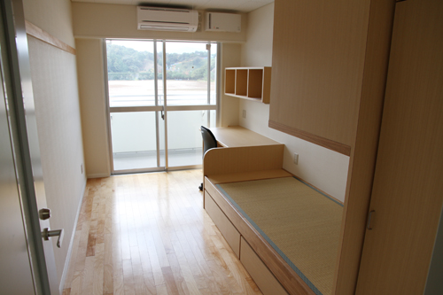部屋は約６畳。冷暖房完備