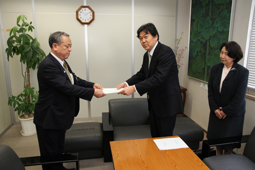 梶山委員長から江原教育長へ答申