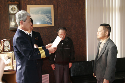 仙崎海上保安部長から表彰状を受け取る杉さん