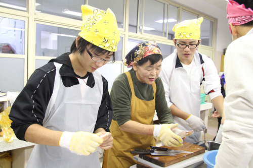 通小学校でイカさばき体験